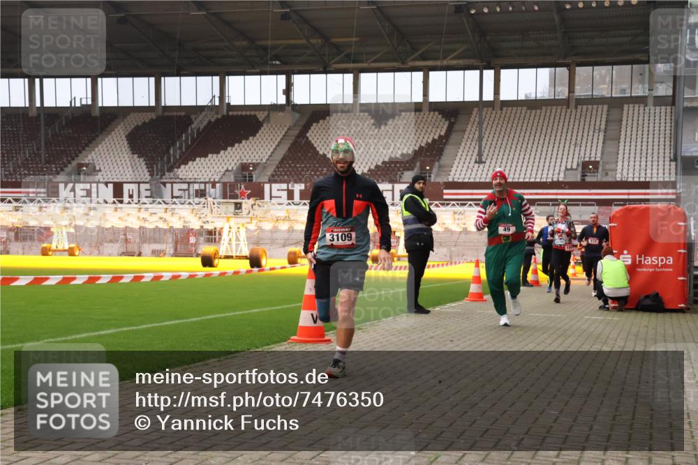 08.12.2024 - St. Pauli X-Mass-Run No. 14 Yannick Fuchs http://msf.ph/oto/7476350 08.12.2024 09:58:33 Ziel 49, 111, 802, 832, 880, 1105, 1119, 1864, 2428, 2984, 3109 meine-sportfotos.de
