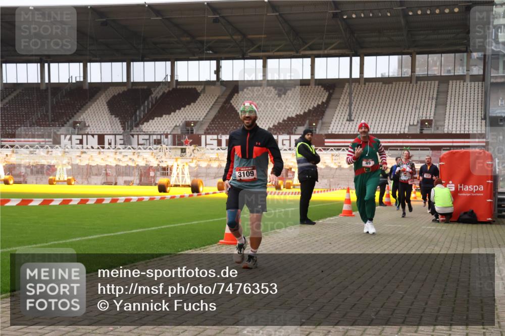 08.12.2024 - St. Pauli X-Mass-Run No. 14 Yannick Fuchs http://msf.ph/oto/7476353 08.12.2024 09:58:33 Ziel 49, 111, 802, 832, 880, 1105, 1119, 1864, 2428, 2984, 3109 meine-sportfotos.de