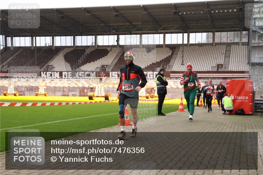 08.12.2024 - St. Pauli X-Mass-Run No. 14 Yannick Fuchs http://msf.ph/oto/7476356 08.12.2024 09:58:33 Ziel 49, 111, 802, 832, 880, 1105, 1119, 1864, 2428, 2984, 3109 meine-sportfotos.de