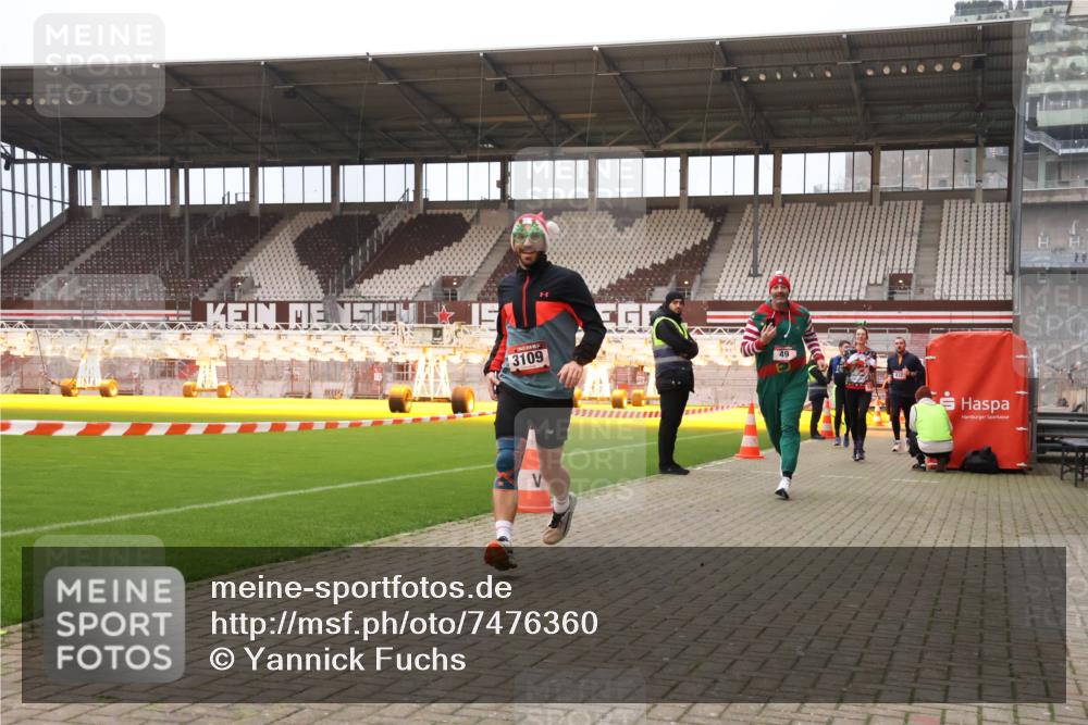 08.12.2024 - St. Pauli X-Mass-Run No. 14 Yannick Fuchs http://msf.ph/oto/7476360 08.12.2024 09:58:33 Ziel 49, 111, 802, 832, 880, 1105, 1119, 1864, 2428, 2984, 3109 meine-sportfotos.de