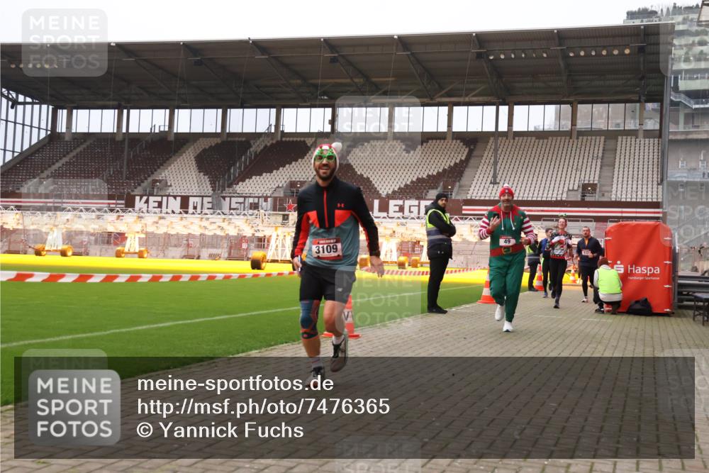 08.12.2024 - St. Pauli X-Mass-Run No. 14 Yannick Fuchs http://msf.ph/oto/7476365 08.12.2024 09:58:33 Ziel 49, 111, 802, 832, 880, 1105, 1119, 1864, 2428, 2984, 3109 meine-sportfotos.de