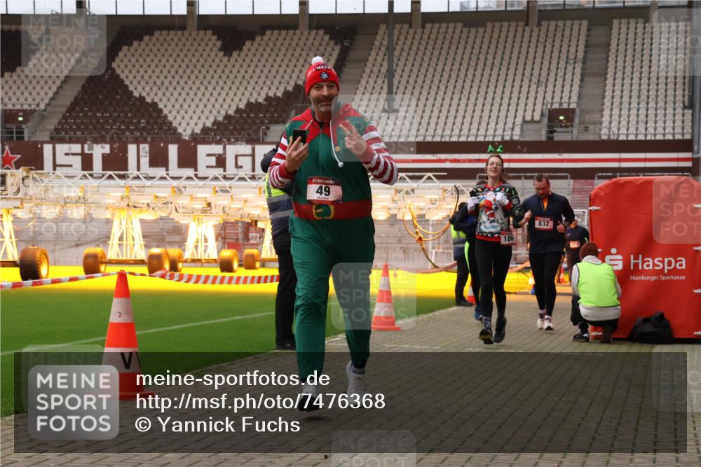08.12.2024 - St. Pauli X-Mass-Run No. 14 Yannick Fuchs http://msf.ph/oto/7476368 08.12.2024 09:58:34 Ziel 49, 111, 802, 832, 880, 1105, 1119, 1864, 2428, 2984, 3109 meine-sportfotos.de
