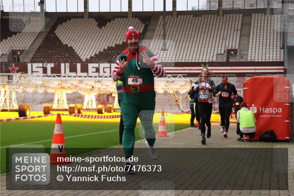 08.12.2024 - St. Pauli X-Mass-Run No. 14 Yannick Fuchs http://msf.ph/oto/7476373 08.12.2024 09:58:34 Ziel 49, 111, 802, 832, 880, 1105, 1119, 1864, 2428, 2984, 3109 meine-sportfotos.de
