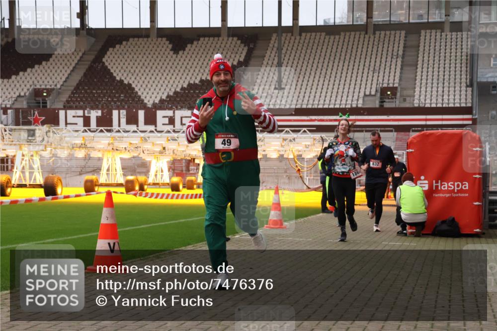 08.12.2024 - St. Pauli X-Mass-Run No. 14 Yannick Fuchs http://msf.ph/oto/7476376 08.12.2024 09:58:34 Ziel 49, 111, 802, 832, 880, 1105, 1119, 1864, 2428, 2984, 3109 meine-sportfotos.de
