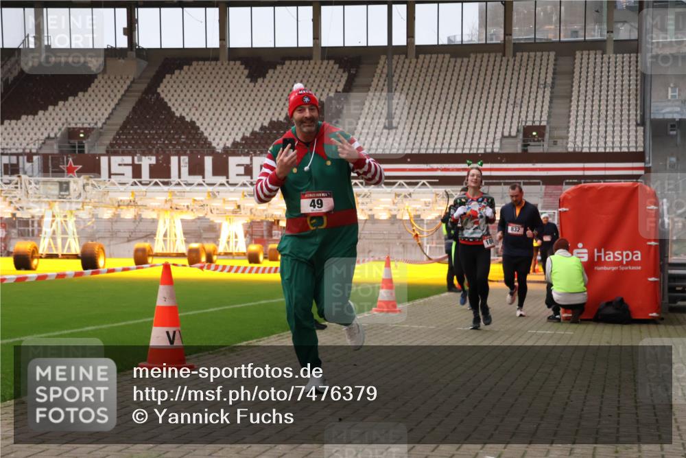08.12.2024 - St. Pauli X-Mass-Run No. 14 Yannick Fuchs http://msf.ph/oto/7476379 08.12.2024 09:58:34 Ziel 49, 111, 802, 832, 880, 1105, 1119, 1864, 2428, 2984, 3109 meine-sportfotos.de