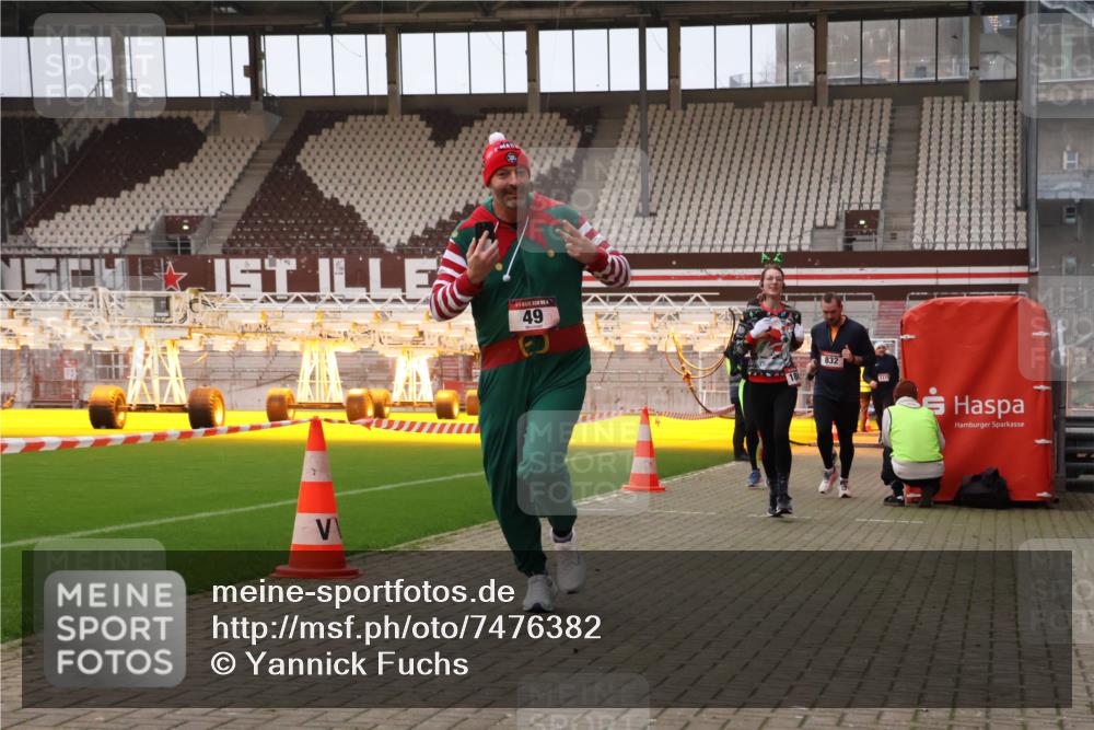 08.12.2024 - St. Pauli X-Mass-Run No. 14 Yannick Fuchs http://msf.ph/oto/7476382 08.12.2024 09:58:34 Ziel 49, 111, 802, 832, 880, 1105, 1119, 1864, 2428, 2984, 3109 meine-sportfotos.de