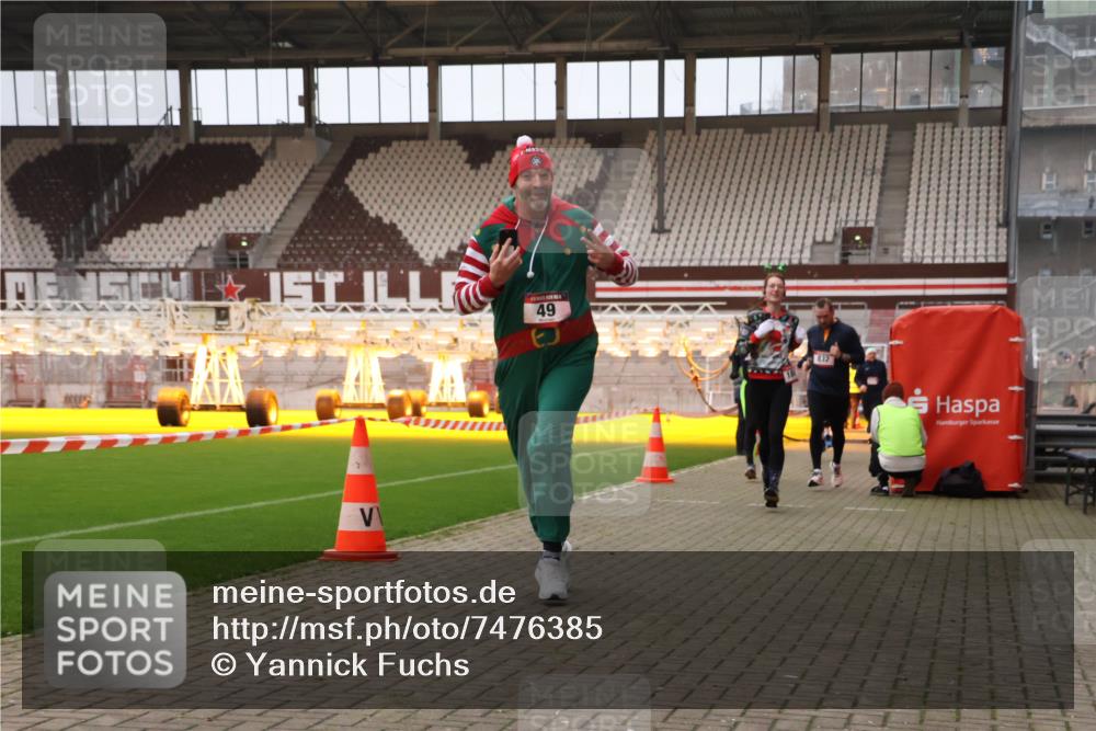 08.12.2024 - St. Pauli X-Mass-Run No. 14 Yannick Fuchs http://msf.ph/oto/7476385 08.12.2024 09:58:34 Ziel 49, 111, 802, 832, 880, 1105, 1119, 1864, 2428, 2984, 3109 meine-sportfotos.de