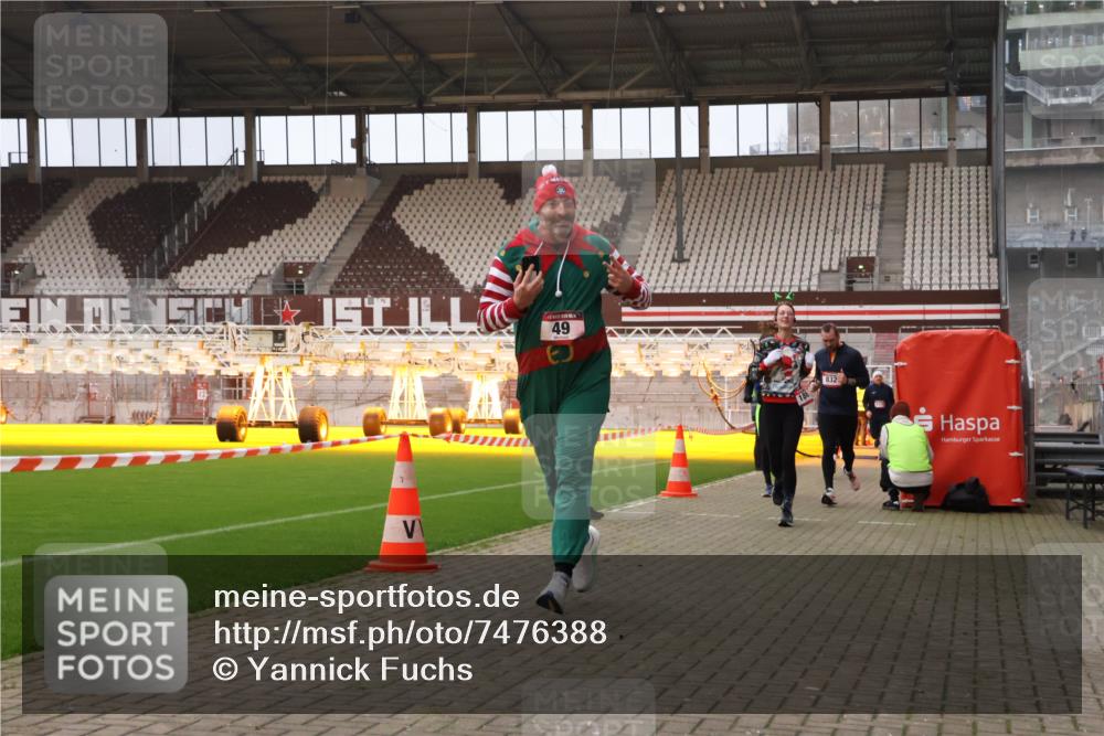 08.12.2024 - St. Pauli X-Mass-Run No. 14 Yannick Fuchs http://msf.ph/oto/7476388 08.12.2024 09:58:35 Ziel 49, 111, 802, 832, 880, 1105, 1119, 1864, 2428, 2722, 2984, 3109 meine-sportfotos.de