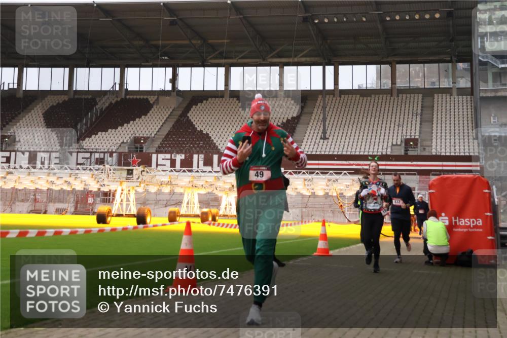08.12.2024 - St. Pauli X-Mass-Run No. 14 Yannick Fuchs http://msf.ph/oto/7476391 08.12.2024 09:58:35 Ziel 49, 111, 802, 832, 880, 1105, 1119, 1864, 2428, 2722, 2984, 3109 meine-sportfotos.de