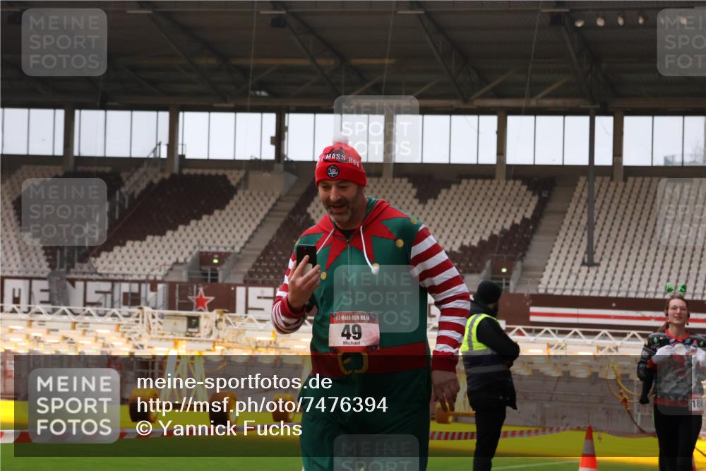 08.12.2024 - St. Pauli X-Mass-Run No. 14 Yannick Fuchs http://msf.ph/oto/7476394 08.12.2024 09:58:35 Ziel 49, 111, 802, 832, 880, 1105, 1119, 1864, 2428, 2722, 2984, 3109 meine-sportfotos.de