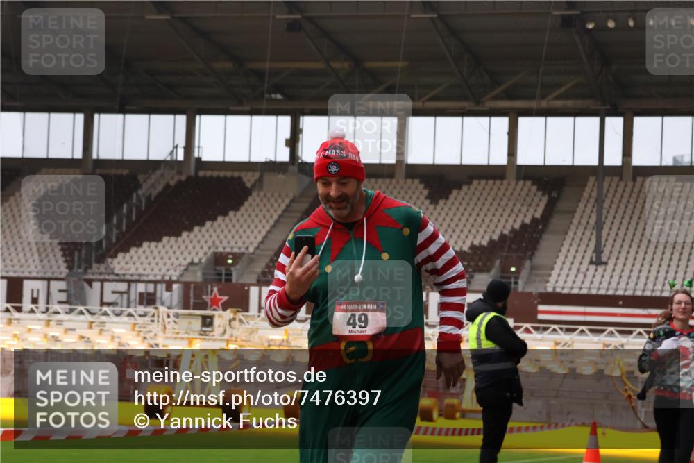 08.12.2024 - St. Pauli X-Mass-Run No. 14 Yannick Fuchs http://msf.ph/oto/7476397 08.12.2024 09:58:35 Ziel 49, 111, 802, 832, 880, 1105, 1119, 1864, 2428, 2722, 2984, 3109 meine-sportfotos.de