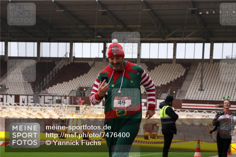 08.12.2024 - St. Pauli X-Mass-Run No. 14 Yannick Fuchs http://msf.ph/oto/7476400 08.12.2024 09:58:35 Ziel 49, 111, 802, 832, 880, 1105, 1119, 1864, 2428, 2722, 2984, 3109 meine-sportfotos.de
