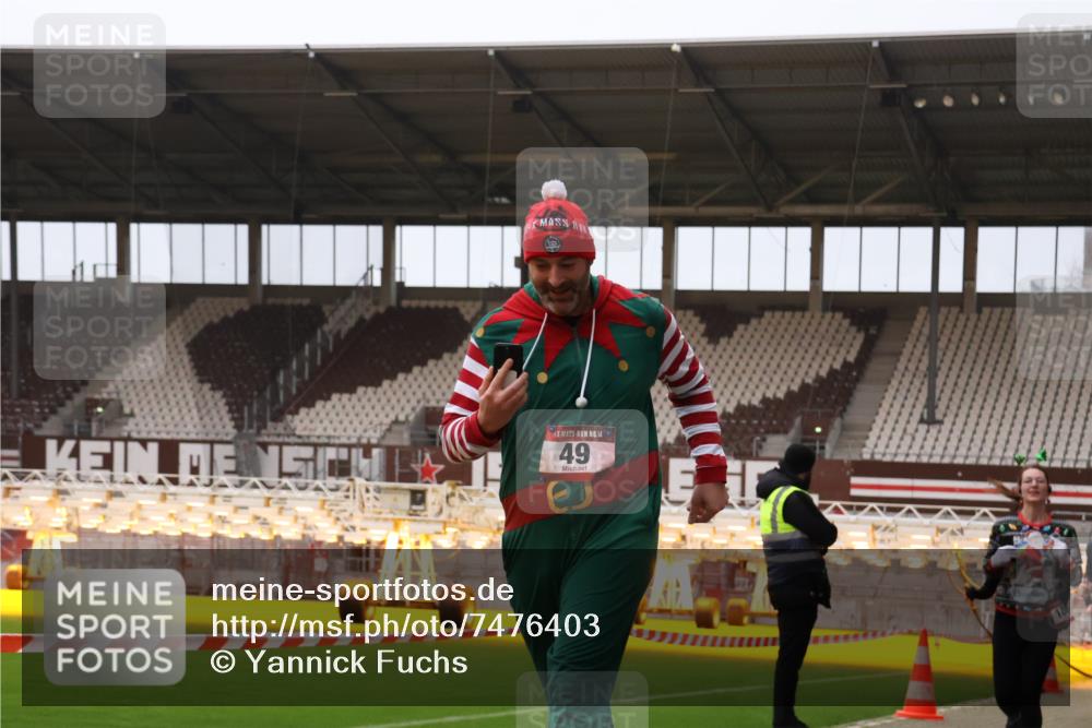 08.12.2024 - St. Pauli X-Mass-Run No. 14 Yannick Fuchs http://msf.ph/oto/7476403 08.12.2024 09:58:35 Ziel 49, 111, 802, 832, 880, 1105, 1119, 1864, 2428, 2722, 2984, 3109 meine-sportfotos.de