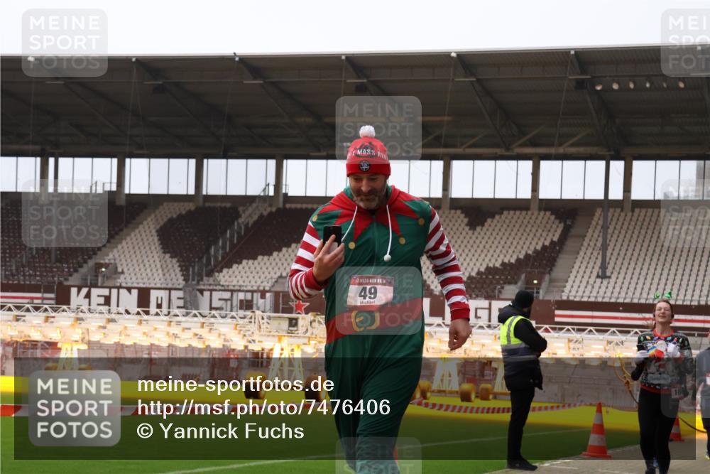 08.12.2024 - St. Pauli X-Mass-Run No. 14 Yannick Fuchs http://msf.ph/oto/7476406 08.12.2024 09:58:35 Ziel 49, 111, 802, 832, 880, 1105, 1119, 1864, 2428, 2722, 2984, 3109 meine-sportfotos.de