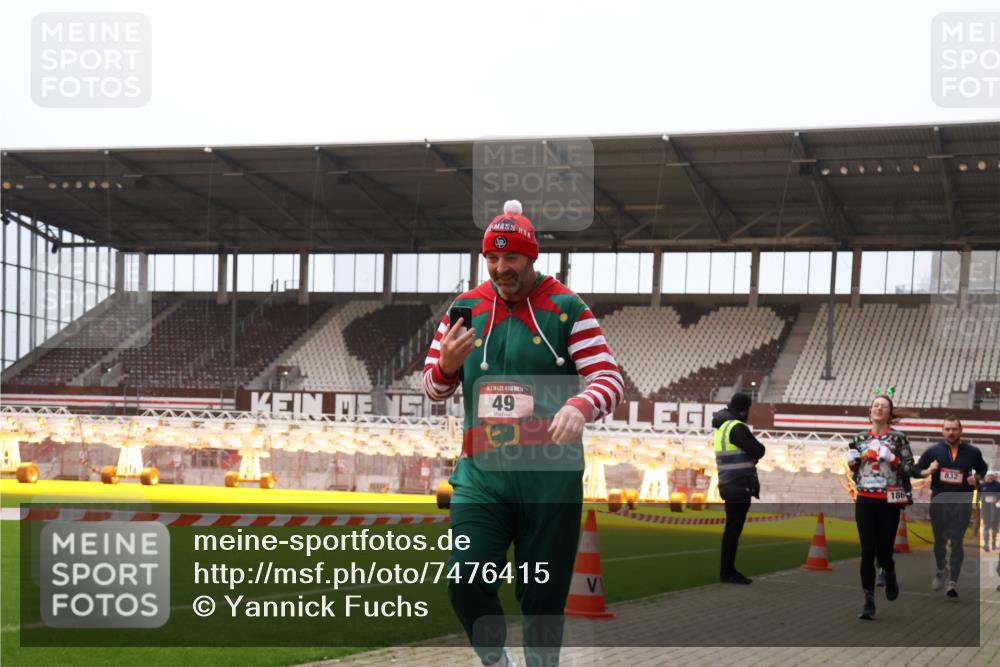 08.12.2024 - St. Pauli X-Mass-Run No. 14 Yannick Fuchs http://msf.ph/oto/7476415 08.12.2024 09:58:36 Ziel 49, 111, 802, 832, 1105, 1119, 1864, 2428, 2722, 2984, 3109 meine-sportfotos.de