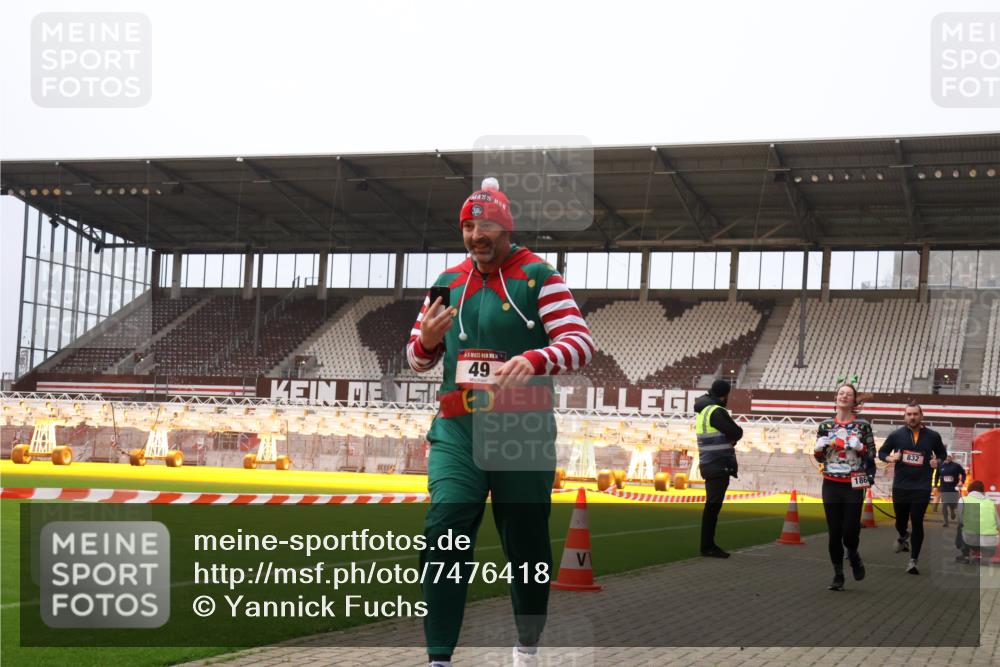 08.12.2024 - St. Pauli X-Mass-Run No. 14 Yannick Fuchs http://msf.ph/oto/7476418 08.12.2024 09:58:36 Ziel 49, 111, 802, 832, 1105, 1119, 1864, 2428, 2722, 2984, 3109 meine-sportfotos.de