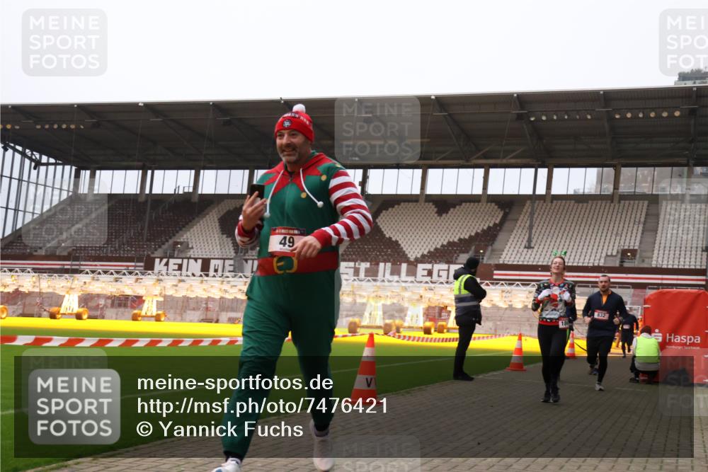 08.12.2024 - St. Pauli X-Mass-Run No. 14 Yannick Fuchs http://msf.ph/oto/7476421 08.12.2024 09:58:36 Ziel 49, 111, 802, 832, 1105, 1119, 1864, 2428, 2722, 2984, 3109 meine-sportfotos.de