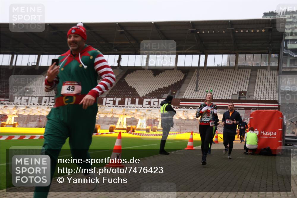 08.12.2024 - St. Pauli X-Mass-Run No. 14 Yannick Fuchs http://msf.ph/oto/7476423 08.12.2024 09:58:36 Ziel 49, 111, 802, 832, 1105, 1119, 1864, 2428, 2722, 2984, 3109 meine-sportfotos.de