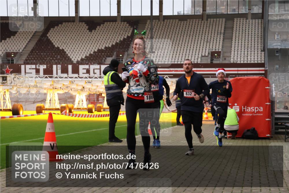 08.12.2024 - St. Pauli X-Mass-Run No. 14 Yannick Fuchs http://msf.ph/oto/7476426 08.12.2024 09:58:37 Ziel 49, 111, 802, 832, 1105, 1119, 1864, 2428, 2722, 2984, 3109 meine-sportfotos.de