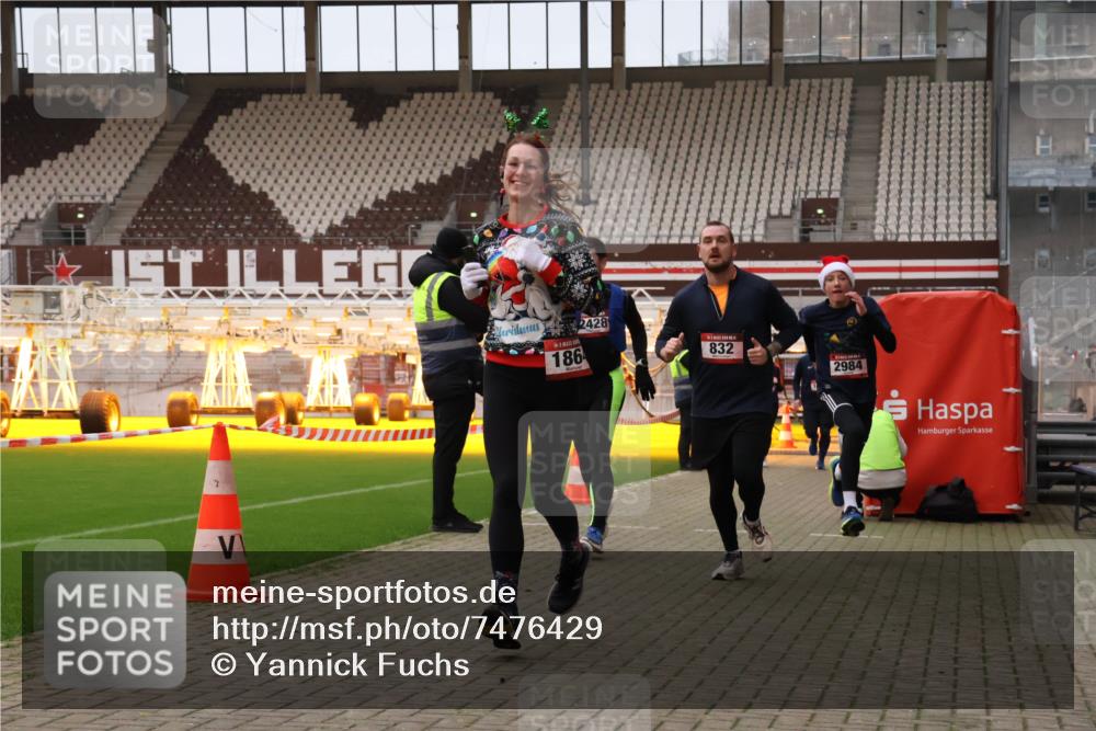 08.12.2024 - St. Pauli X-Mass-Run No. 14 Yannick Fuchs http://msf.ph/oto/7476429 08.12.2024 09:58:37 Ziel 49, 111, 802, 832, 1105, 1119, 1864, 2428, 2722, 2984, 3109 meine-sportfotos.de