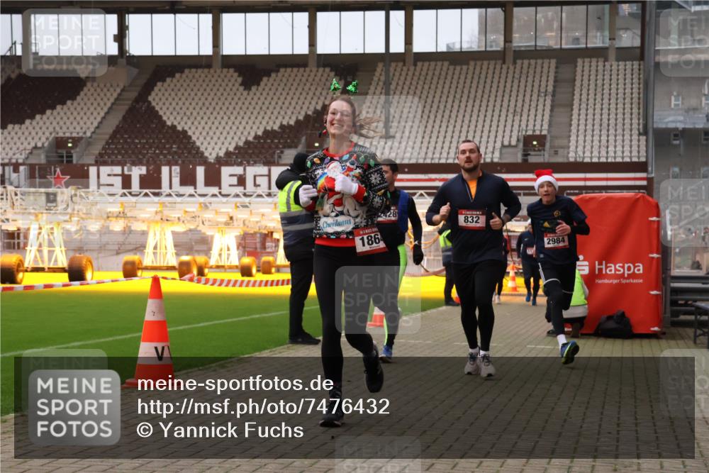 08.12.2024 - St. Pauli X-Mass-Run No. 14 Yannick Fuchs http://msf.ph/oto/7476432 08.12.2024 09:58:37 Ziel 49, 111, 802, 832, 1105, 1119, 1864, 2428, 2722, 2984, 3109 meine-sportfotos.de