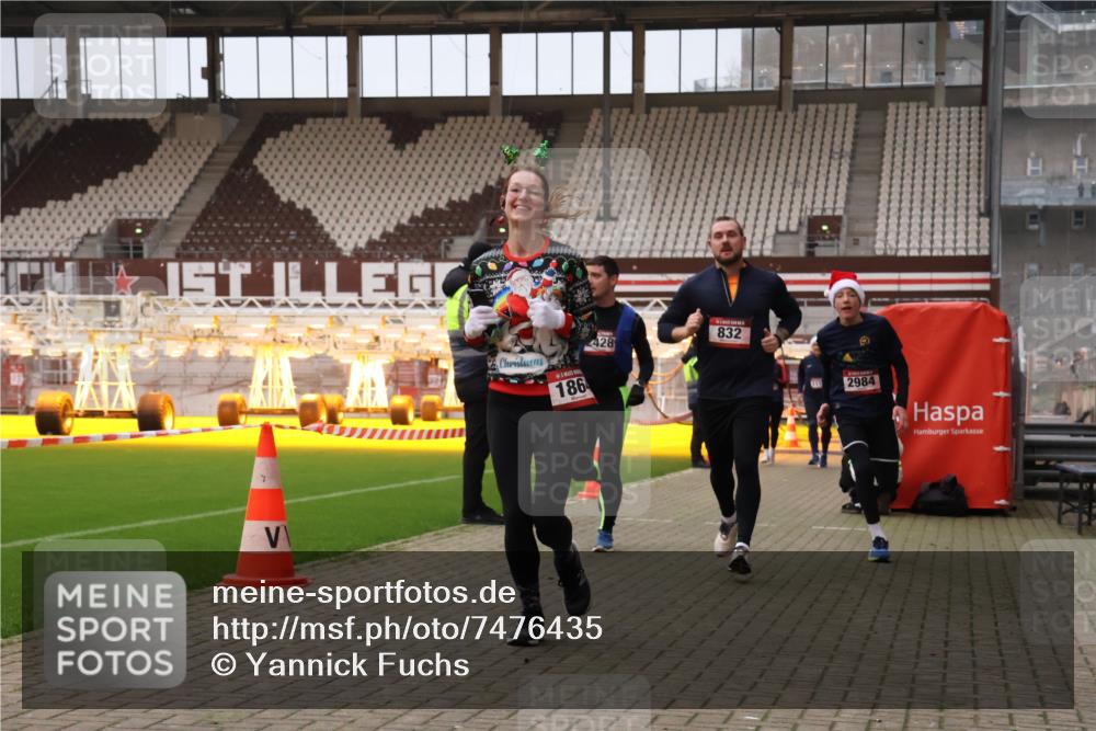 08.12.2024 - St. Pauli X-Mass-Run No. 14 Yannick Fuchs http://msf.ph/oto/7476435 08.12.2024 09:58:37 Ziel 49, 111, 802, 832, 1105, 1119, 1864, 2428, 2722, 2984, 3109 meine-sportfotos.de