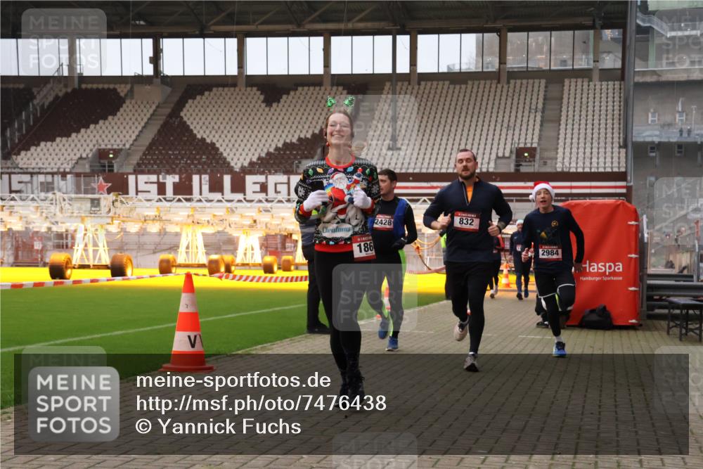 08.12.2024 - St. Pauli X-Mass-Run No. 14 Yannick Fuchs http://msf.ph/oto/7476438 08.12.2024 09:58:37 Ziel 49, 111, 802, 832, 1105, 1119, 1864, 2428, 2722, 2984, 3109 meine-sportfotos.de