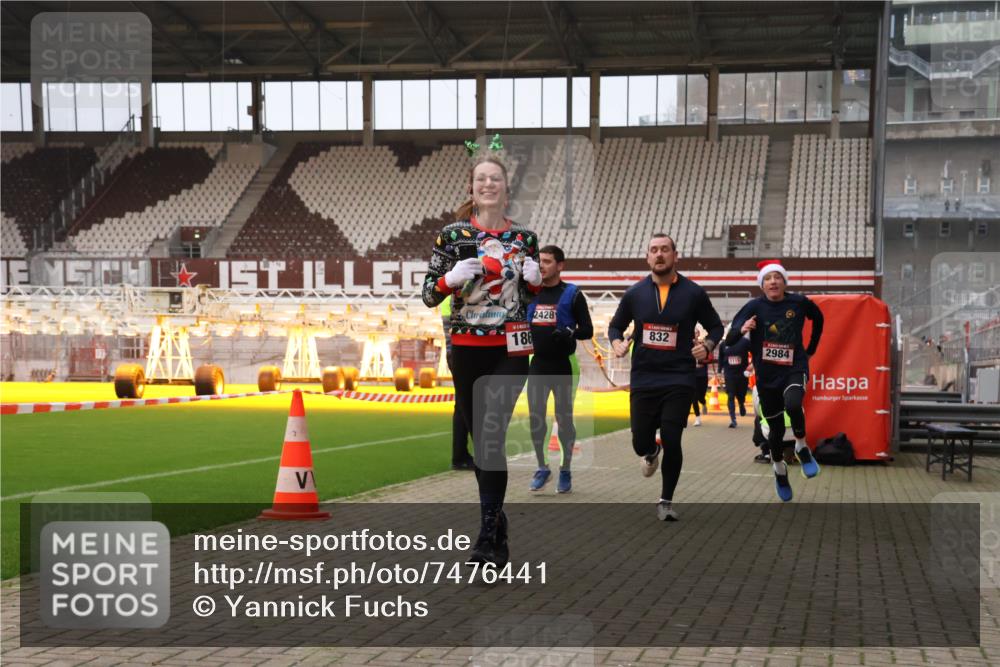 08.12.2024 - St. Pauli X-Mass-Run No. 14 Yannick Fuchs http://msf.ph/oto/7476441 08.12.2024 09:58:37 Ziel 49, 111, 802, 832, 1105, 1119, 1864, 2428, 2722, 2984, 3109 meine-sportfotos.de