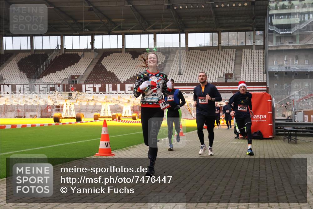 08.12.2024 - St. Pauli X-Mass-Run No. 14 Yannick Fuchs http://msf.ph/oto/7476447 08.12.2024 09:58:37 Ziel 49, 111, 802, 832, 1105, 1119, 1864, 2428, 2722, 2984, 3109 meine-sportfotos.de