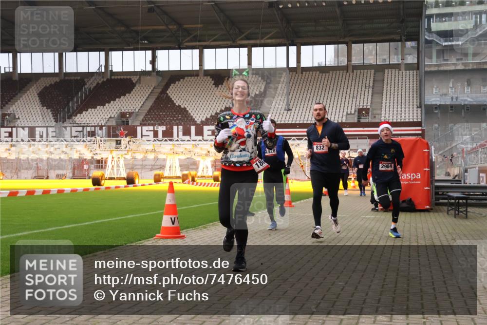 08.12.2024 - St. Pauli X-Mass-Run No. 14 Yannick Fuchs http://msf.ph/oto/7476450 08.12.2024 09:58:37 Ziel 49, 111, 802, 832, 1105, 1119, 1864, 2428, 2722, 2984, 3109 meine-sportfotos.de