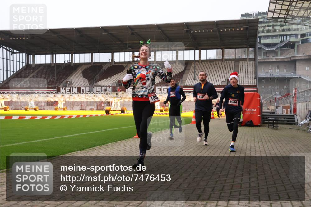 08.12.2024 - St. Pauli X-Mass-Run No. 14 Yannick Fuchs http://msf.ph/oto/7476453 08.12.2024 09:58:38 Ziel 49, 111, 488, 802, 832, 1105, 1119, 1864, 2428, 2722, 2984, 3109 meine-sportfotos.de