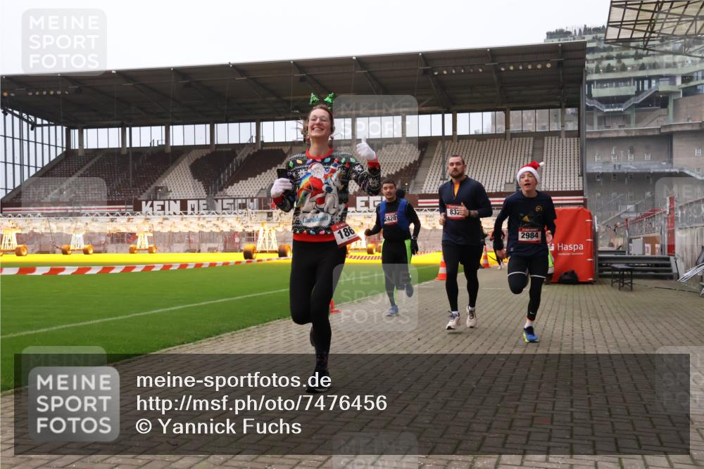 08.12.2024 - St. Pauli X-Mass-Run No. 14 Yannick Fuchs http://msf.ph/oto/7476456 08.12.2024 09:58:38 Ziel 49, 111, 488, 802, 832, 1105, 1119, 1864, 2428, 2722, 2984, 3109 meine-sportfotos.de