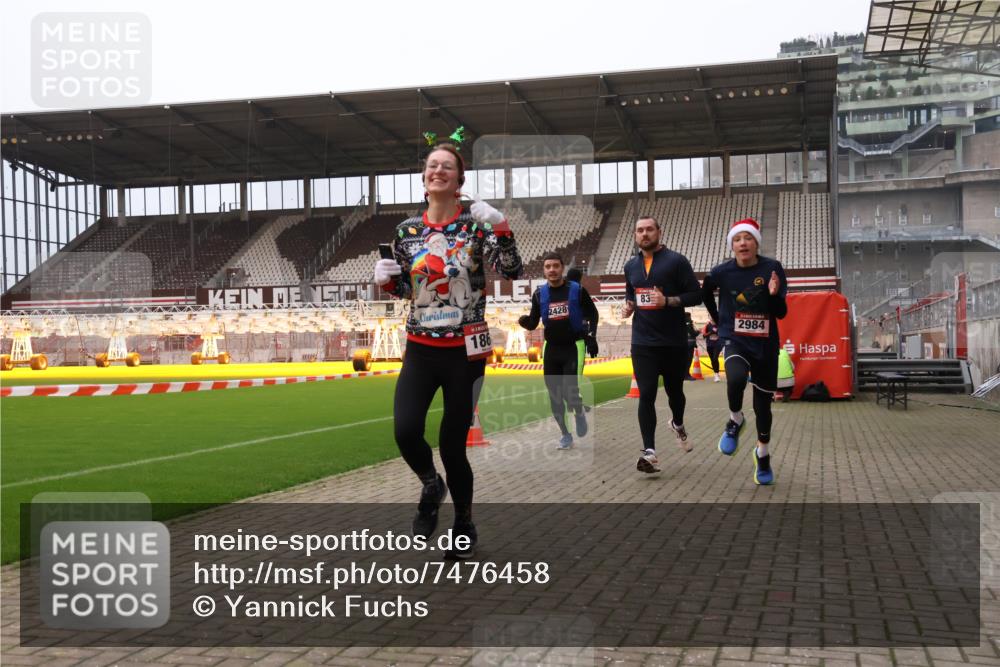 08.12.2024 - St. Pauli X-Mass-Run No. 14 Yannick Fuchs http://msf.ph/oto/7476458 08.12.2024 09:58:38 Ziel 49, 111, 488, 802, 832, 1105, 1119, 1864, 2428, 2722, 2984, 3109 meine-sportfotos.de