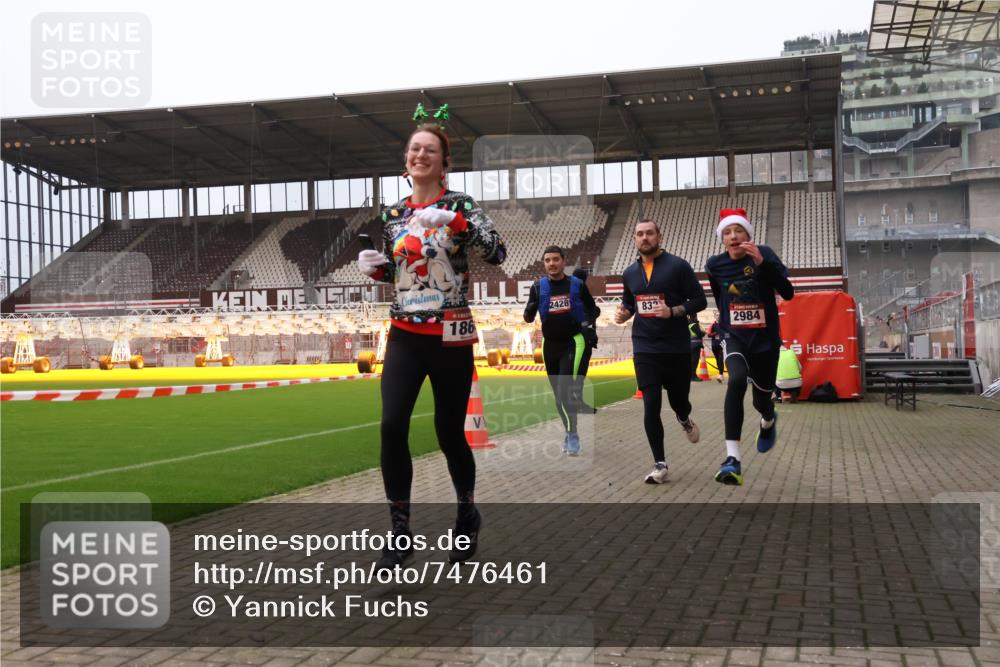 08.12.2024 - St. Pauli X-Mass-Run No. 14 Yannick Fuchs http://msf.ph/oto/7476461 08.12.2024 09:58:38 Ziel 49, 111, 488, 802, 832, 1105, 1119, 1864, 2428, 2722, 2984, 3109 meine-sportfotos.de