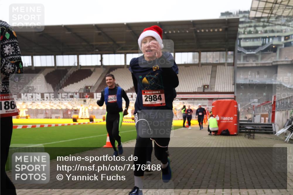 08.12.2024 - St. Pauli X-Mass-Run No. 14 Yannick Fuchs http://msf.ph/oto/7476468 08.12.2024 09:58:39 Ziel 49, 111, 488, 802, 832, 1105, 1119, 1864, 2428, 2722, 2984, 3109 meine-sportfotos.de