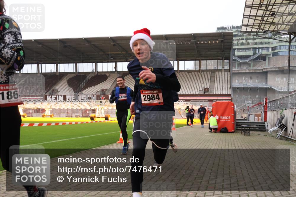 08.12.2024 - St. Pauli X-Mass-Run No. 14 Yannick Fuchs http://msf.ph/oto/7476471 08.12.2024 09:58:39 Ziel 49, 111, 488, 802, 832, 1105, 1119, 1864, 2428, 2722, 2984, 3109 meine-sportfotos.de