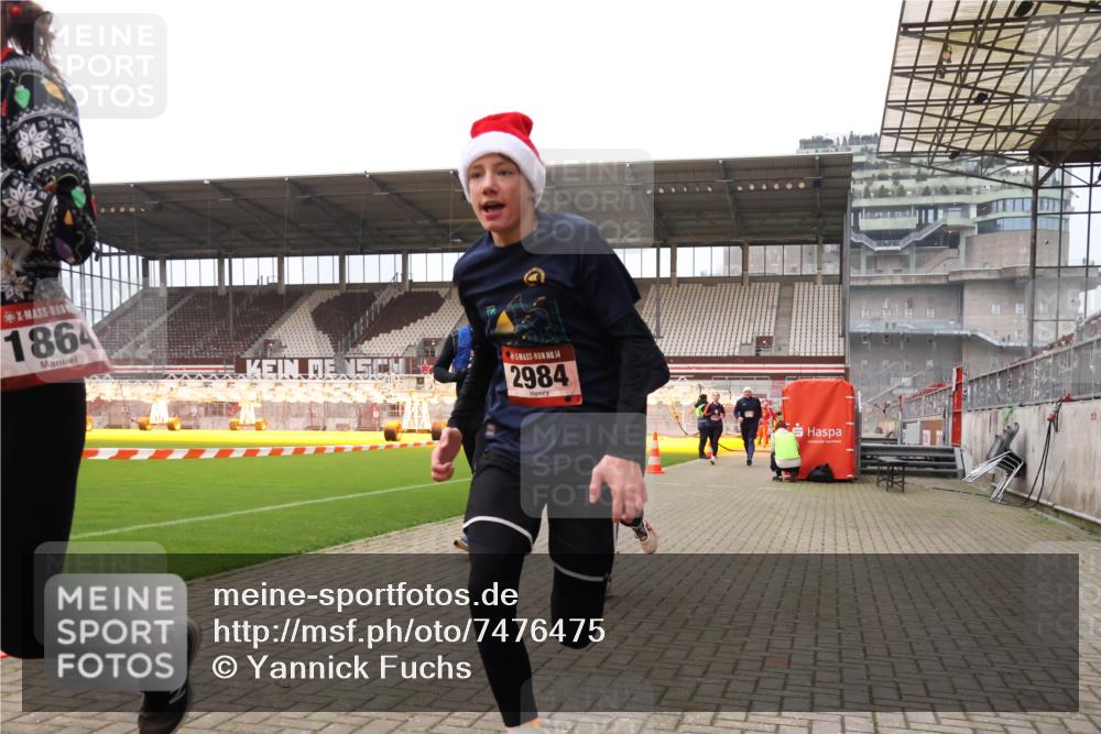 08.12.2024 - St. Pauli X-Mass-Run No. 14 Yannick Fuchs http://msf.ph/oto/7476475 08.12.2024 09:58:39 Ziel 49, 111, 488, 802, 832, 1105, 1119, 1864, 2428, 2722, 2984, 3109 meine-sportfotos.de