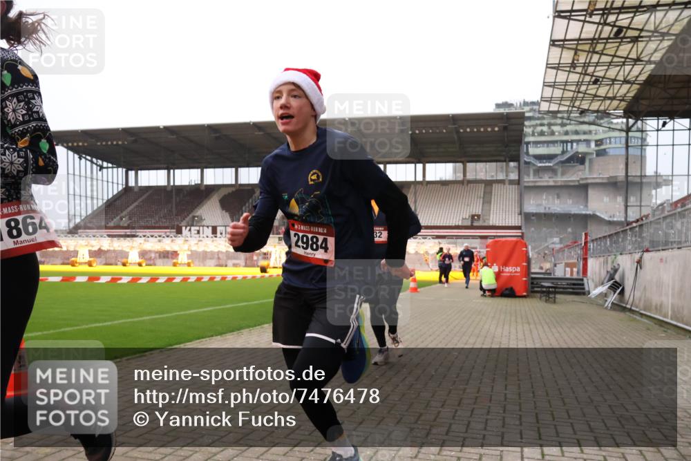 08.12.2024 - St. Pauli X-Mass-Run No. 14 Yannick Fuchs http://msf.ph/oto/7476478 08.12.2024 09:58:39 Ziel 49, 111, 488, 802, 832, 1105, 1119, 1864, 2428, 2722, 2984, 3109 meine-sportfotos.de