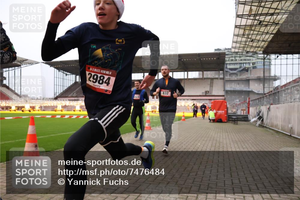 08.12.2024 - St. Pauli X-Mass-Run No. 14 Yannick Fuchs http://msf.ph/oto/7476484 08.12.2024 09:58:39 Ziel 49, 111, 488, 802, 832, 1105, 1119, 1864, 2428, 2722, 2984, 3109 meine-sportfotos.de