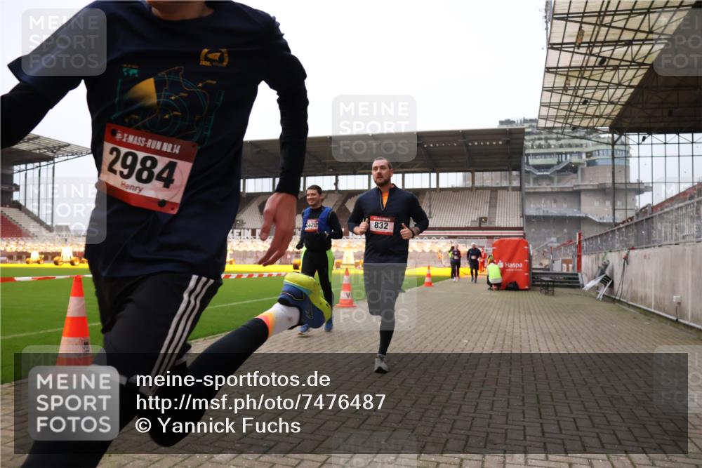 08.12.2024 - St. Pauli X-Mass-Run No. 14 Yannick Fuchs http://msf.ph/oto/7476487 08.12.2024 09:58:39 Ziel 49, 111, 488, 802, 832, 1105, 1119, 1864, 2428, 2722, 2984, 3109 meine-sportfotos.de