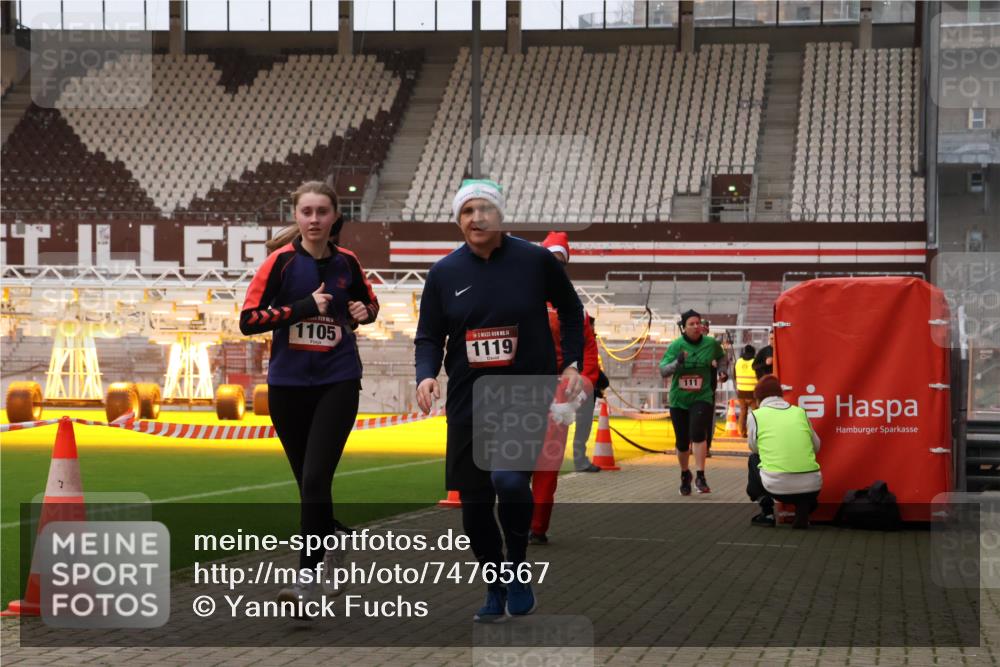 08.12.2024 - St. Pauli X-Mass-Run No. 14 Yannick Fuchs http://msf.ph/oto/7476567 08.12.2024 09:58:44 Ziel 49, 111, 488, 832, 989, 1105, 1119, 1864, 2428, 2722 meine-sportfotos.de