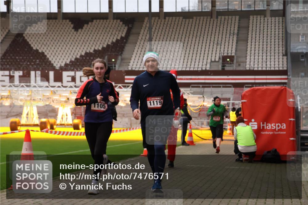 08.12.2024 - St. Pauli X-Mass-Run No. 14 Yannick Fuchs http://msf.ph/oto/7476571 08.12.2024 09:58:44 Ziel 49, 111, 488, 832, 989, 1105, 1119, 1864, 2428, 2722 meine-sportfotos.de