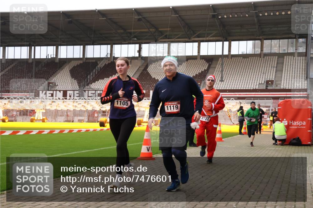 08.12.2024 - St. Pauli X-Mass-Run No. 14 Yannick Fuchs http://msf.ph/oto/7476601 08.12.2024 09:58:46 Ziel 49, 111, 488, 832, 989, 1105, 1119, 1864, 2428, 2722 meine-sportfotos.de