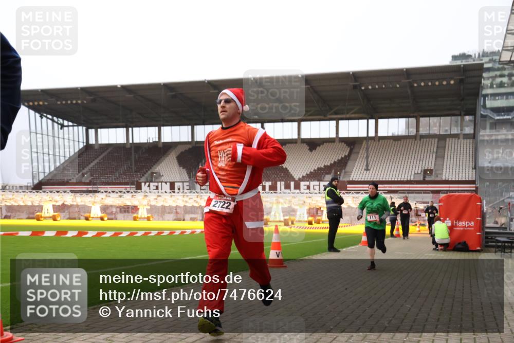 08.12.2024 - St. Pauli X-Mass-Run No. 14 Yannick Fuchs http://msf.ph/oto/7476624 08.12.2024 09:58:47 Ziel 111, 488, 832, 989, 1105, 1119, 2428, 2722 meine-sportfotos.de