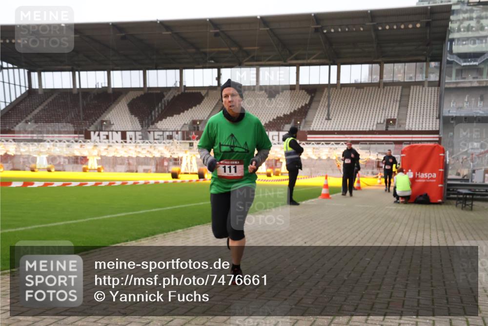 08.12.2024 - St. Pauli X-Mass-Run No. 14 Yannick Fuchs http://msf.ph/oto/7476661 08.12.2024 09:58:49 Ziel 111, 488, 989, 1105, 1119, 2722 meine-sportfotos.de