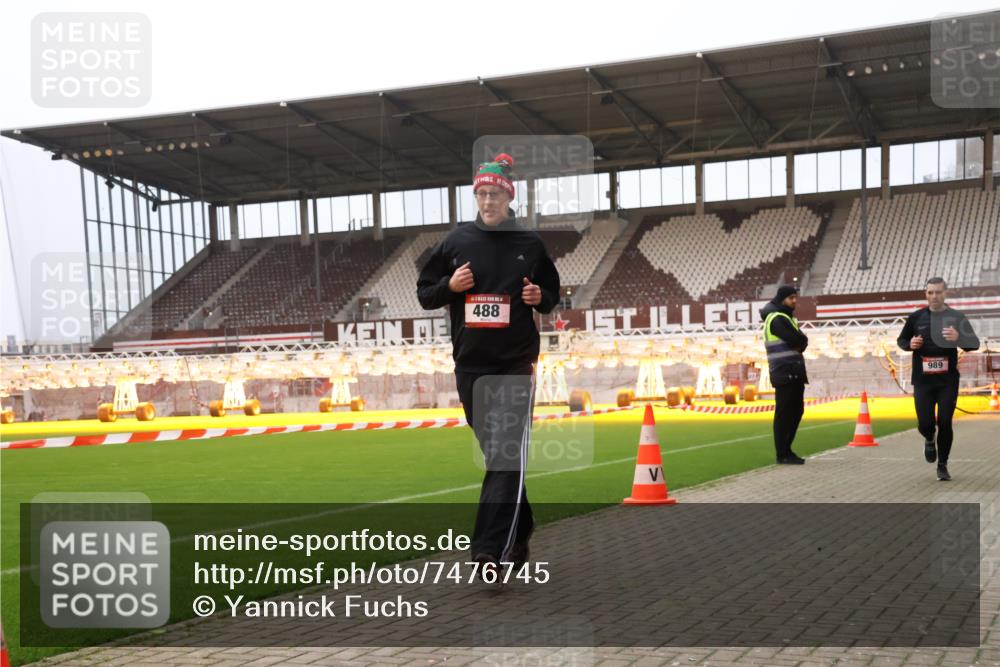 08.12.2024 - St. Pauli X-Mass-Run No. 14 Yannick Fuchs http://msf.ph/oto/7476745 08.12.2024 09:58:54 Ziel 111, 488, 989, 1105, 1119, 2722, 2983 meine-sportfotos.de