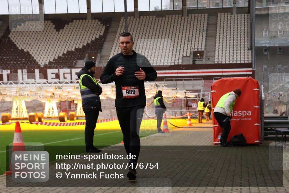 08.12.2024 - St. Pauli X-Mass-Run No. 14 Yannick Fuchs http://msf.ph/oto/7476754 08.12.2024 09:58:55 Ziel 111, 488, 989, 1105, 2722, 2983 meine-sportfotos.de