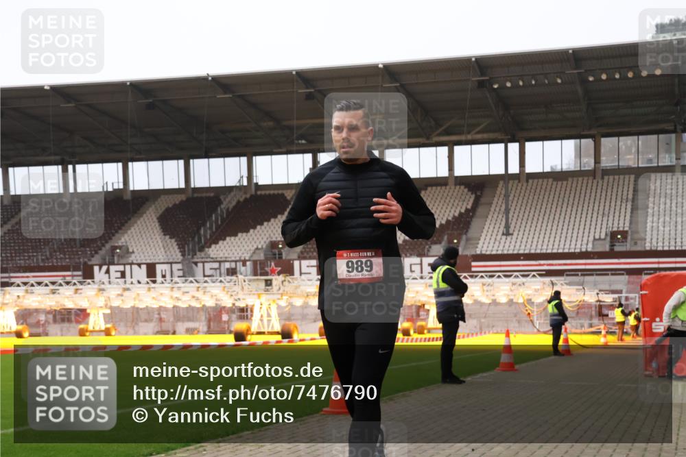 08.12.2024 - St. Pauli X-Mass-Run No. 14 Yannick Fuchs http://msf.ph/oto/7476790 08.12.2024 09:58:57 Ziel 111, 488, 989, 2722, 2983 meine-sportfotos.de