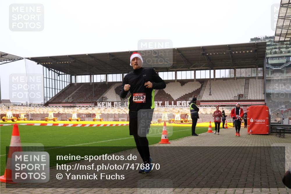 08.12.2024 - St. Pauli X-Mass-Run No. 14 Yannick Fuchs http://msf.ph/oto/7476870 08.12.2024 09:59:11 Ziel 738, 1202, 1534, 1802, 1874, 2983, 3293 meine-sportfotos.de