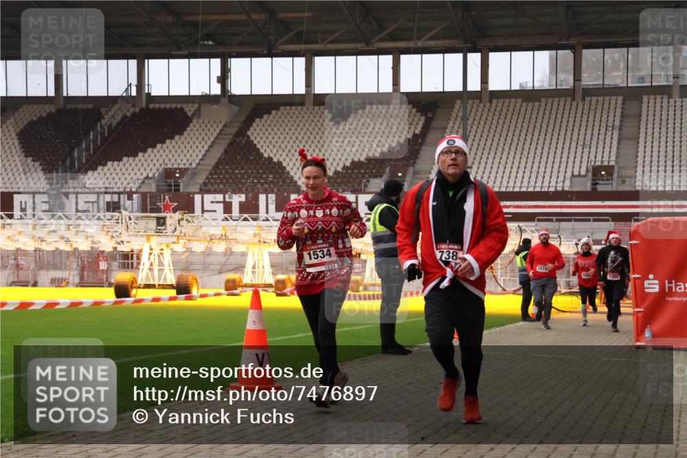 08.12.2024 - St. Pauli X-Mass-Run No. 14 Yannick Fuchs http://msf.ph/oto/7476897 08.12.2024 09:59:14 Ziel 738, 1202, 1534, 1802, 1874, 2983, 3293 meine-sportfotos.de